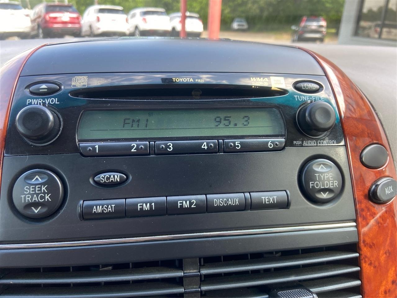 Toyota Sienna XLE FWD Mobility Access 7-Passenger V6 2010
