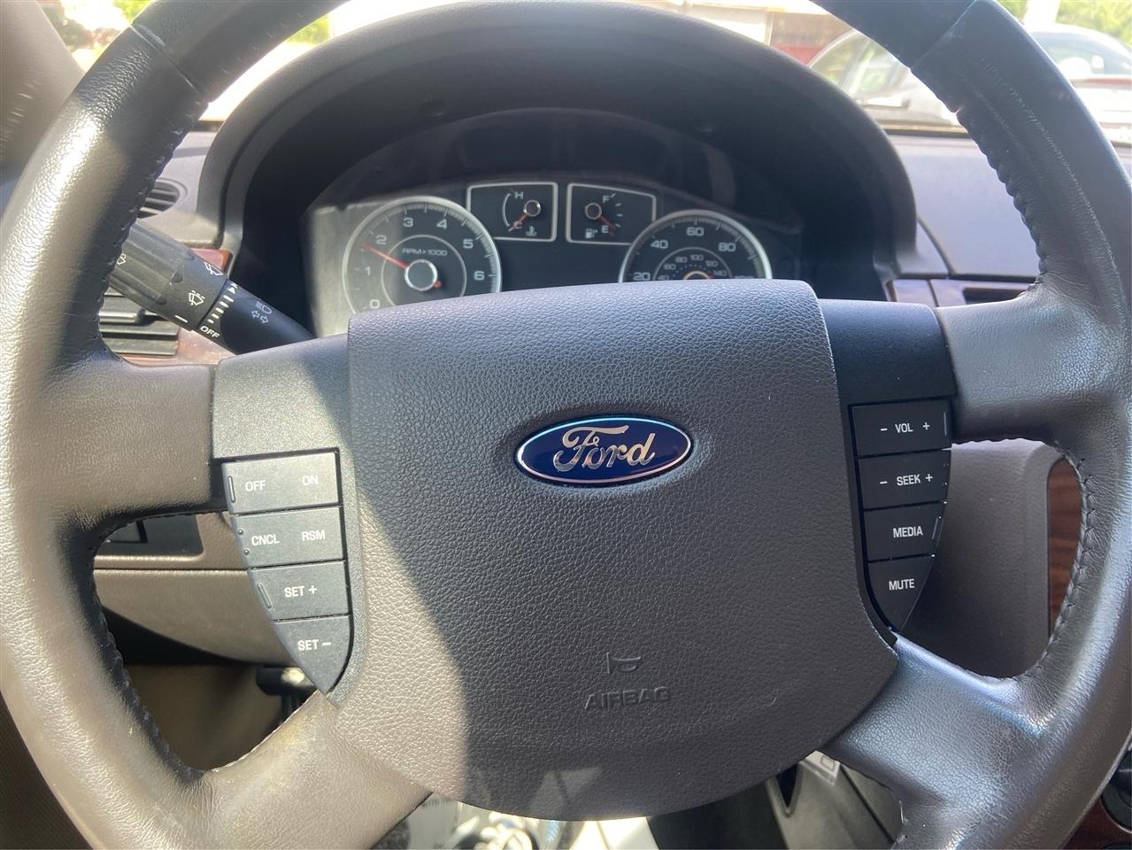 Ford Taurus SE FWD 2009