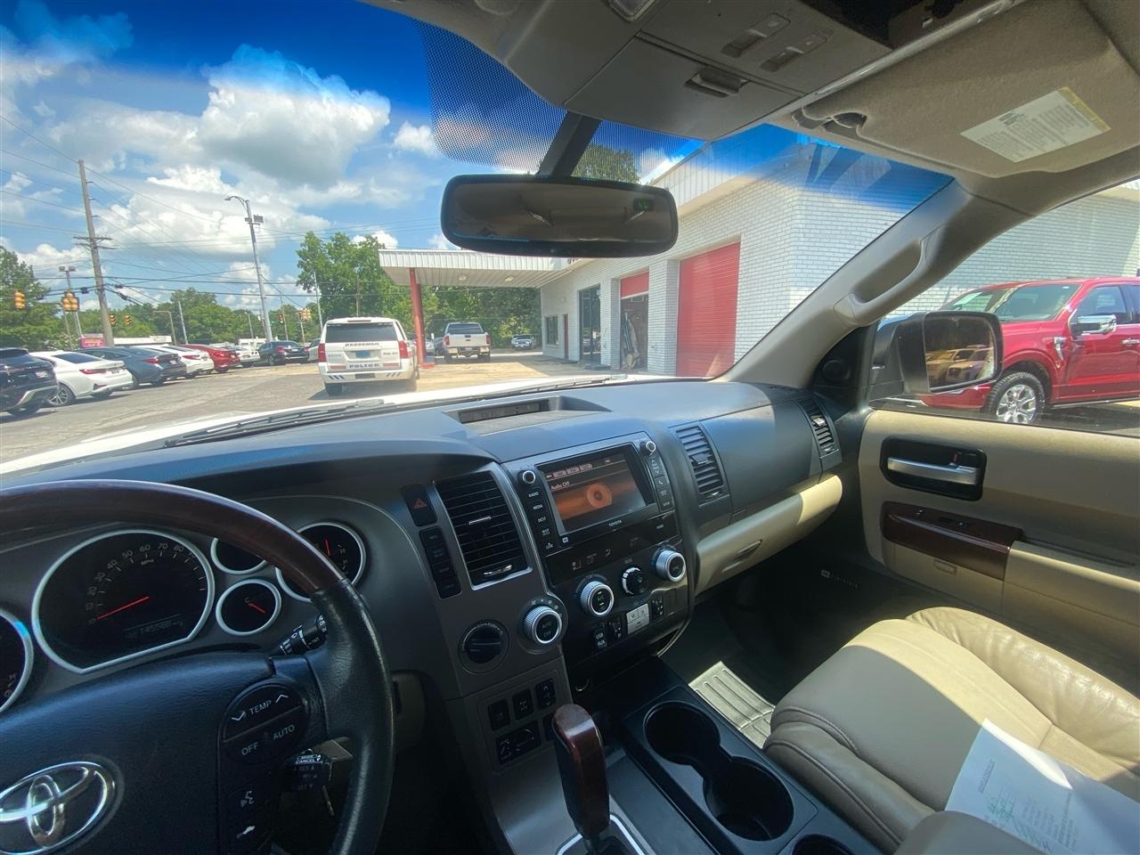 Toyota Sequoia Plantium 4WD FFV 2013