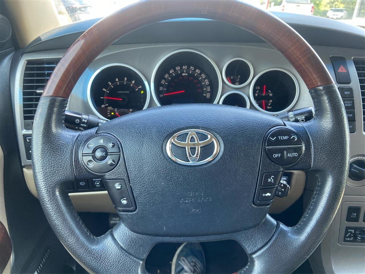 Toyota Sequoia Platinum 4WD FFV 2013