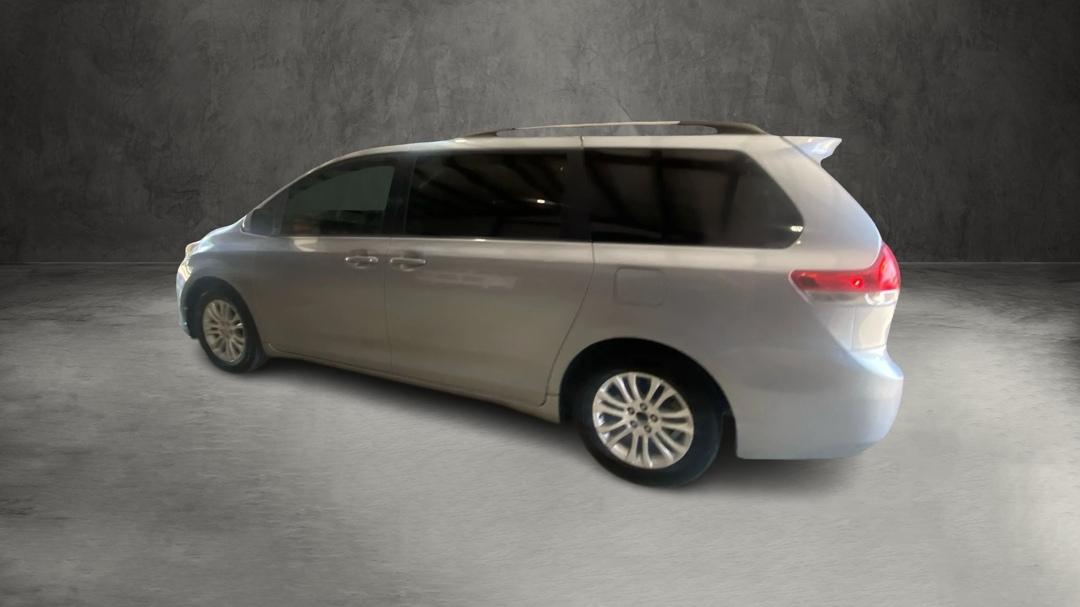 Toyota Sienna XLE 8-Pass V6 2011