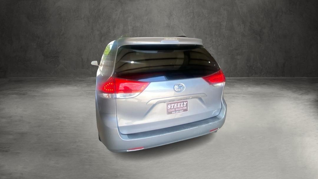 Toyota Sienna XLE 8-Pass V6 2011