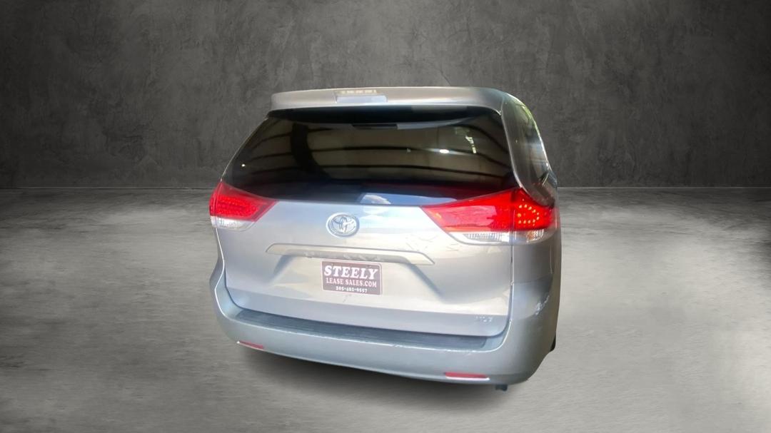 Toyota Sienna XLE 8-Pass V6 2011