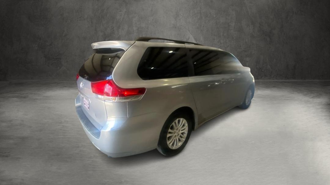 Toyota Sienna XLE 8-Pass V6 2011