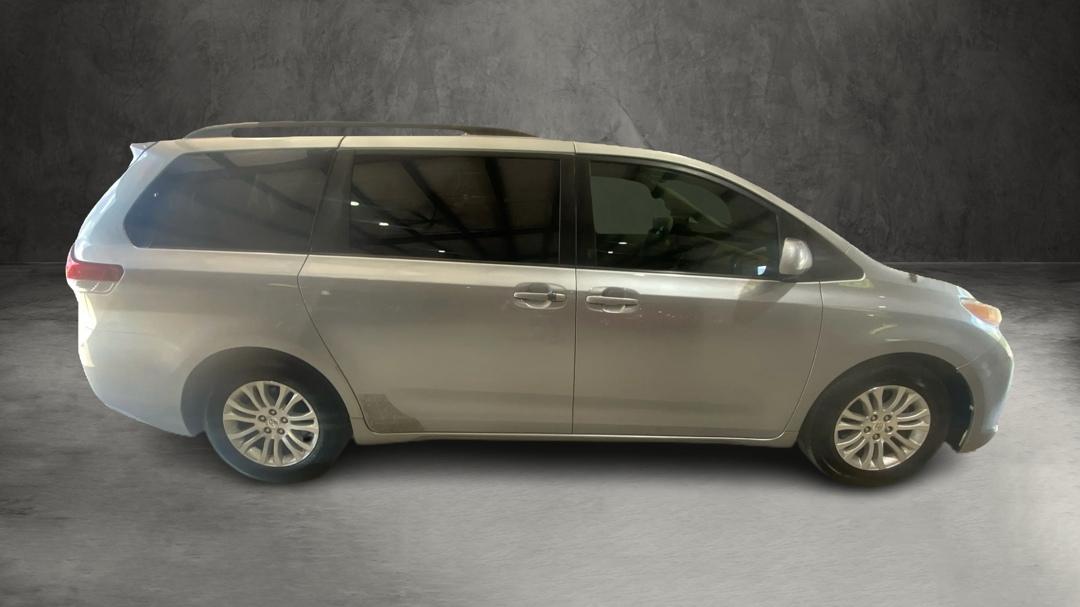 Toyota Sienna XLE 8-Pass V6 2011
