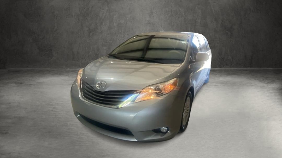 Toyota Sienna XLE 8-Pass V6 2011