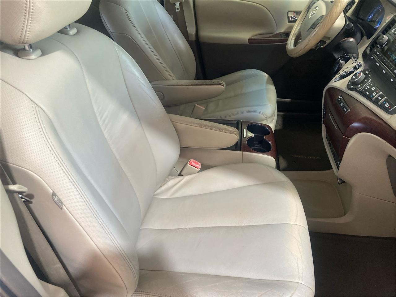 Toyota Sienna XLE 8-Pass V6 2011