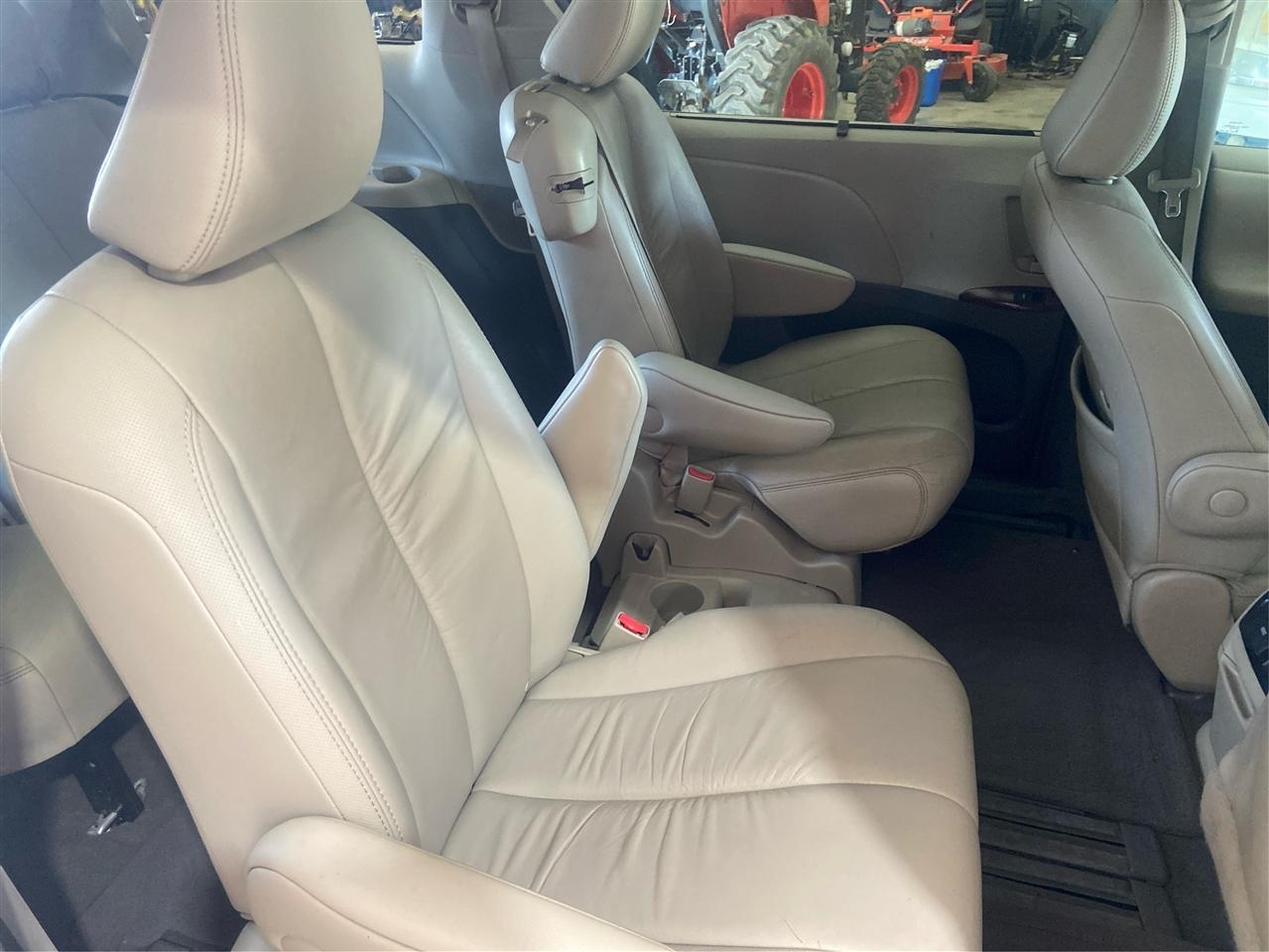 Toyota Sienna XLE 8-Pass V6 2011