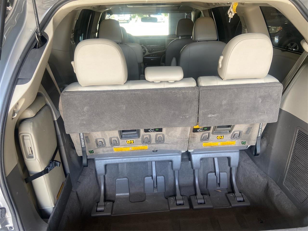 Toyota Sienna XLE 8-Pass V6 2011