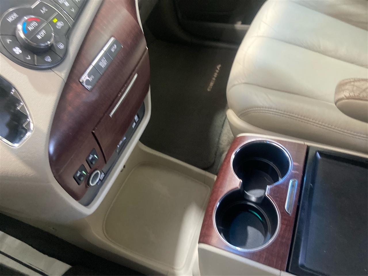 Toyota Sienna XLE 8-Pass V6 2011