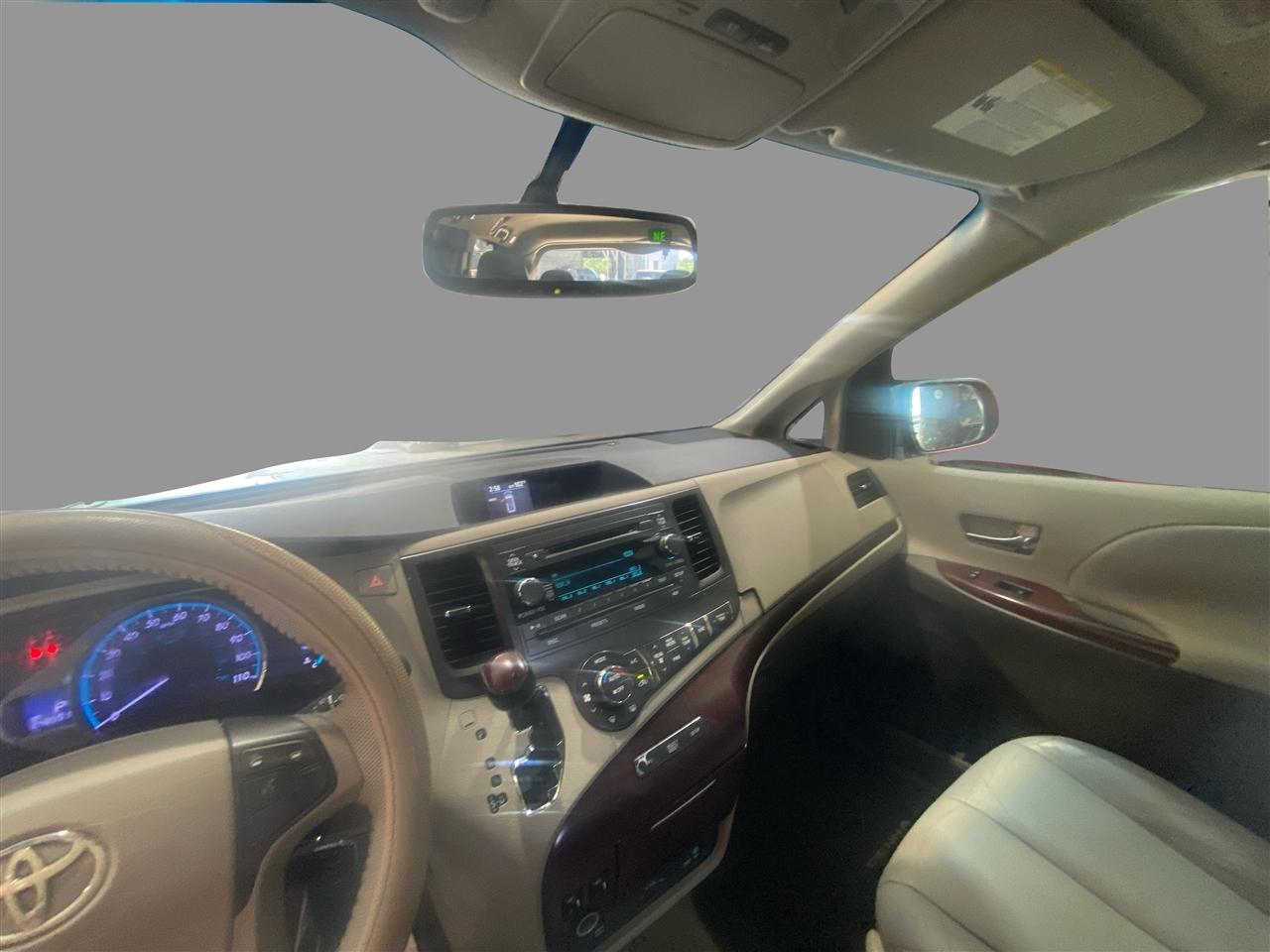 Toyota Sienna XLE 8-Pass V6 2011