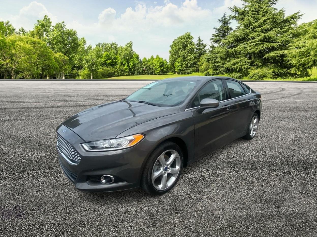 Gray 2016 Ford Fusion Sedan Front-Wheel Drive Automatic