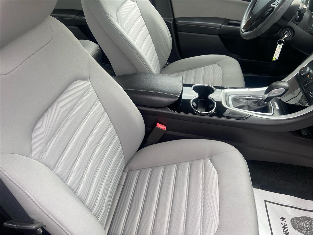 Ford Fusion S 2016