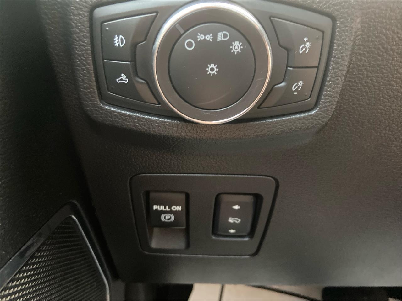 Ford F-150 SuperCrew 139" Lariat 4WD 2018