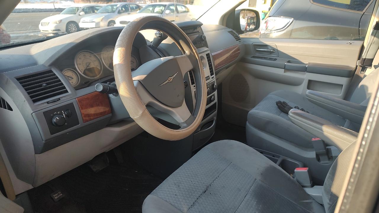 Chrysler Town & Country LX 2009