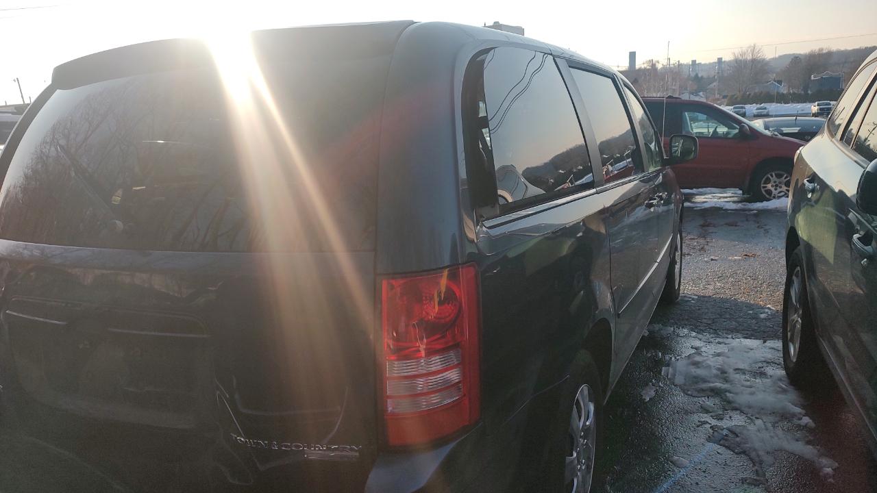 Chrysler Town & Country LX 2009