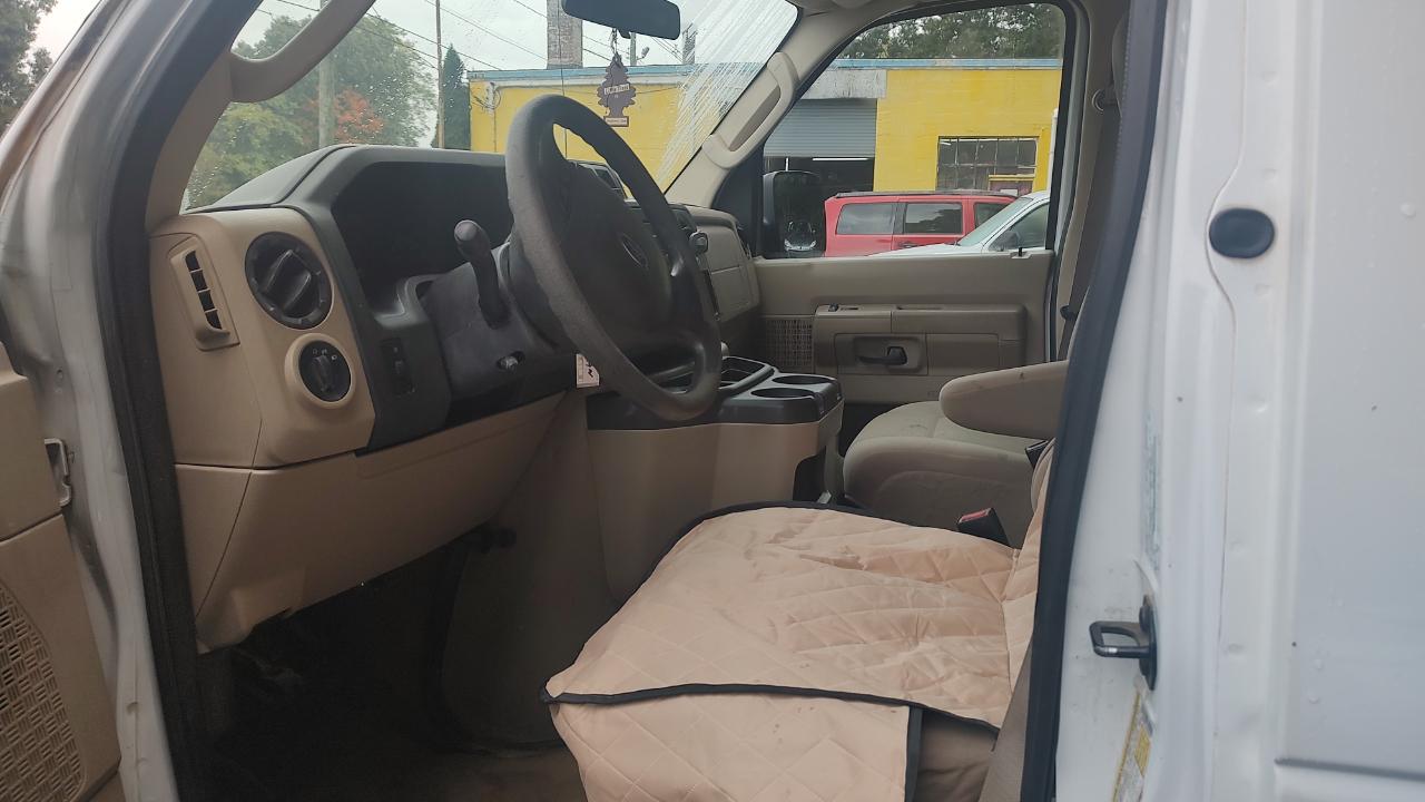 Ford Econoline E-350 XL Super Duty 2009