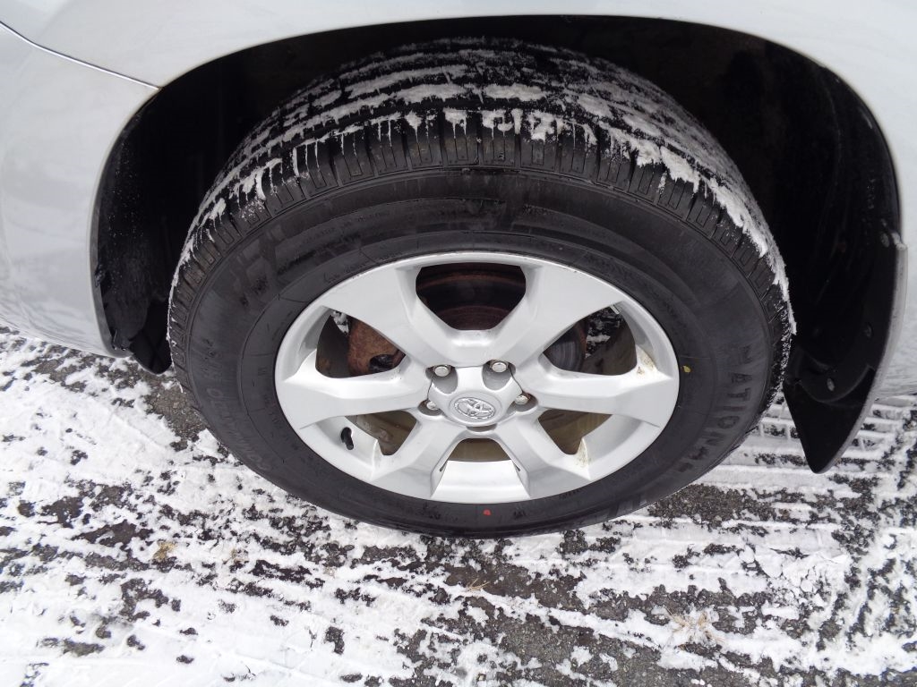 Toyota RAV4 Base I4 4WD 2009