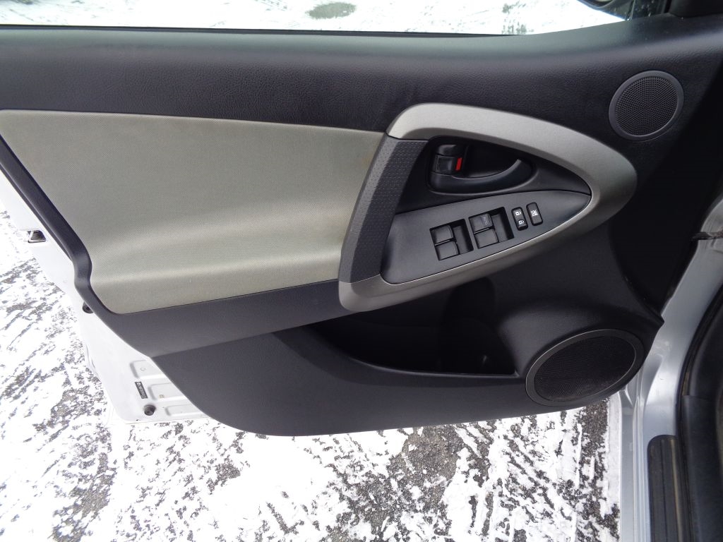 Toyota RAV4 Base I4 4WD 2009