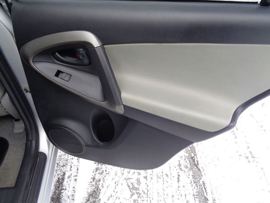 Toyota RAV4 Base I4 4WD 2009