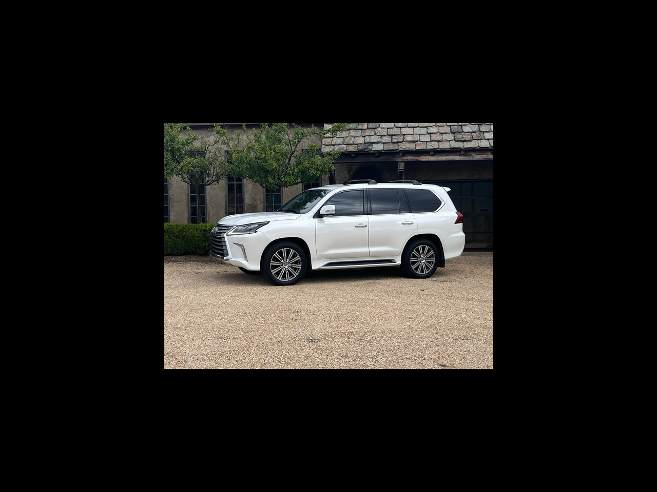 2017 Lexus LX 570's photo