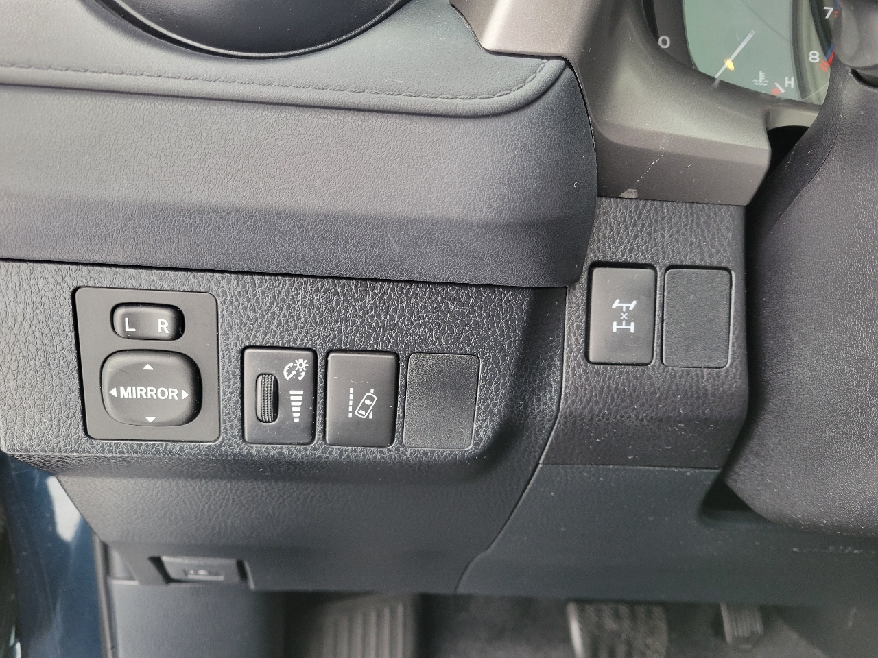 Toyota RAV4 LE AWD (Natl) 2017