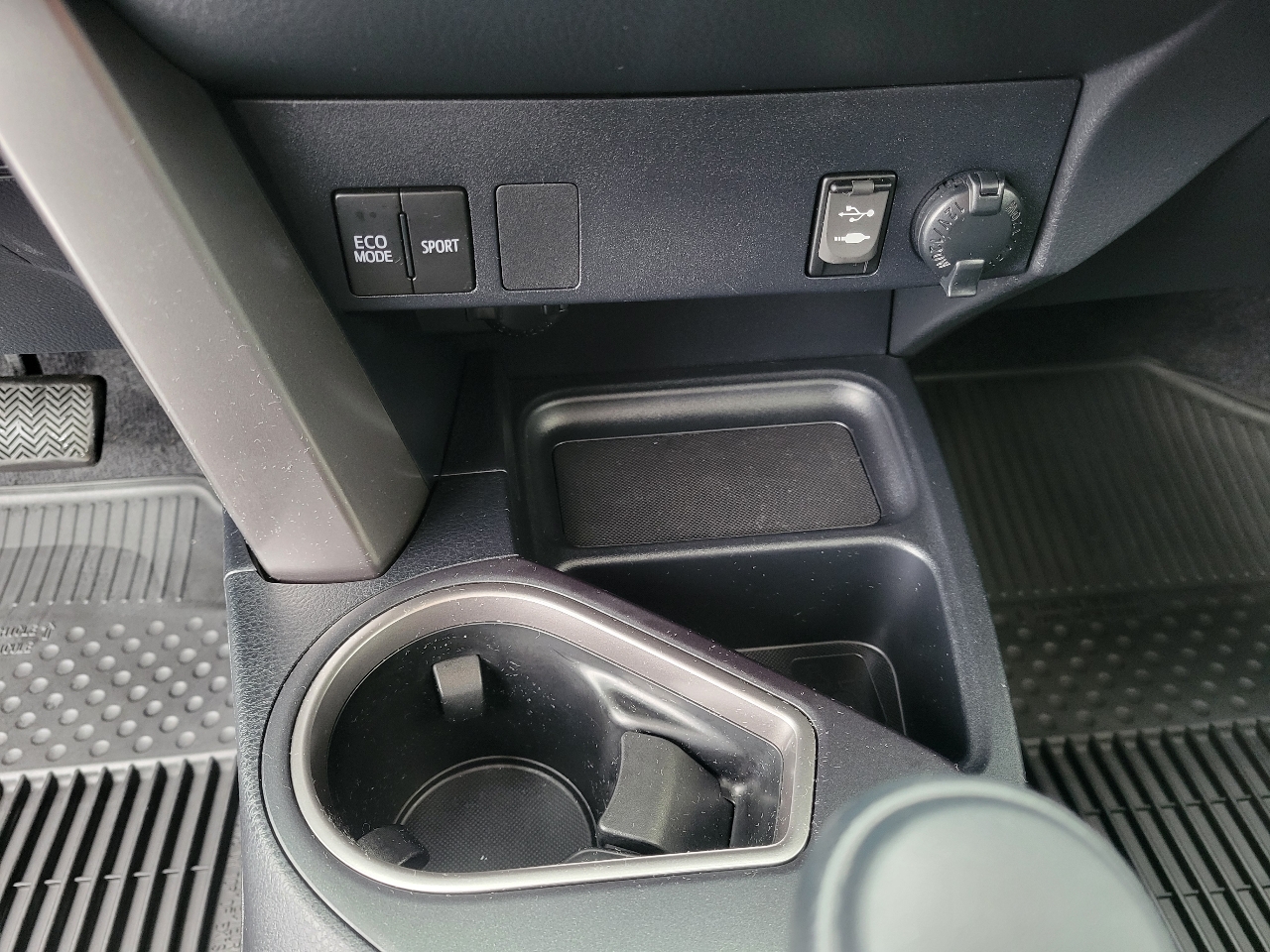 Toyota RAV4 LE AWD (Natl) 2017