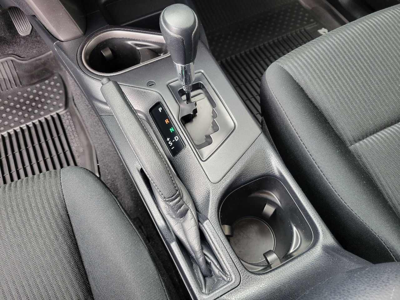 Toyota RAV4 LE AWD (Natl) 2017