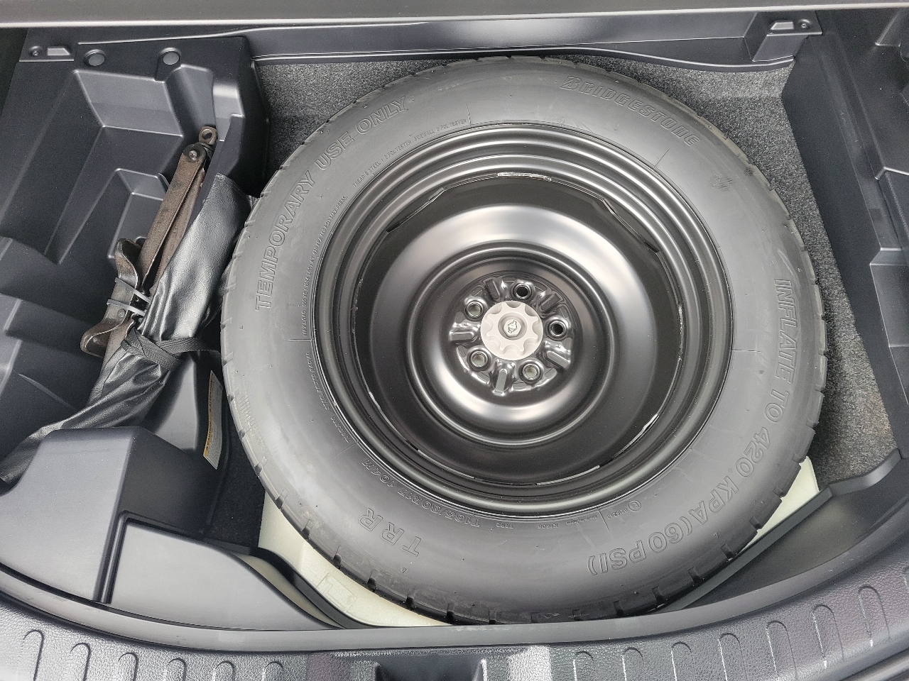 Toyota RAV4 LE AWD (Natl) 2017