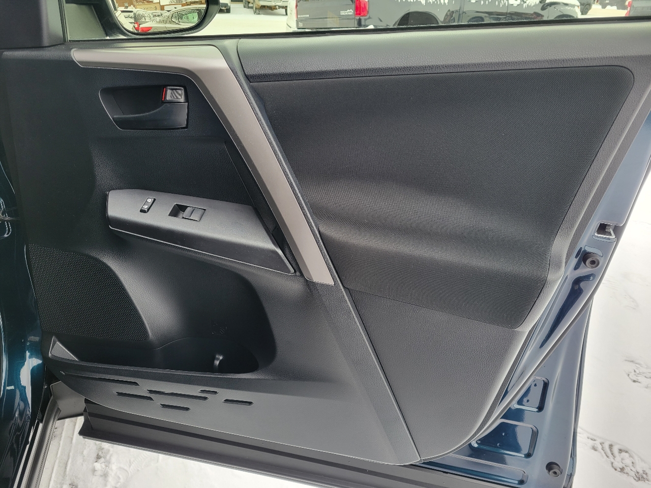 Toyota RAV4 LE AWD (Natl) 2017