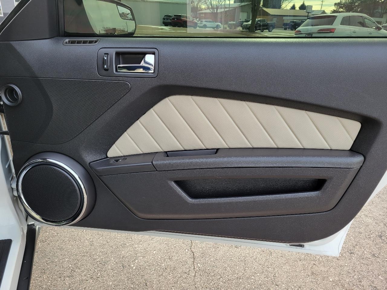 Ford Mustang 2dr Conv V6 2012