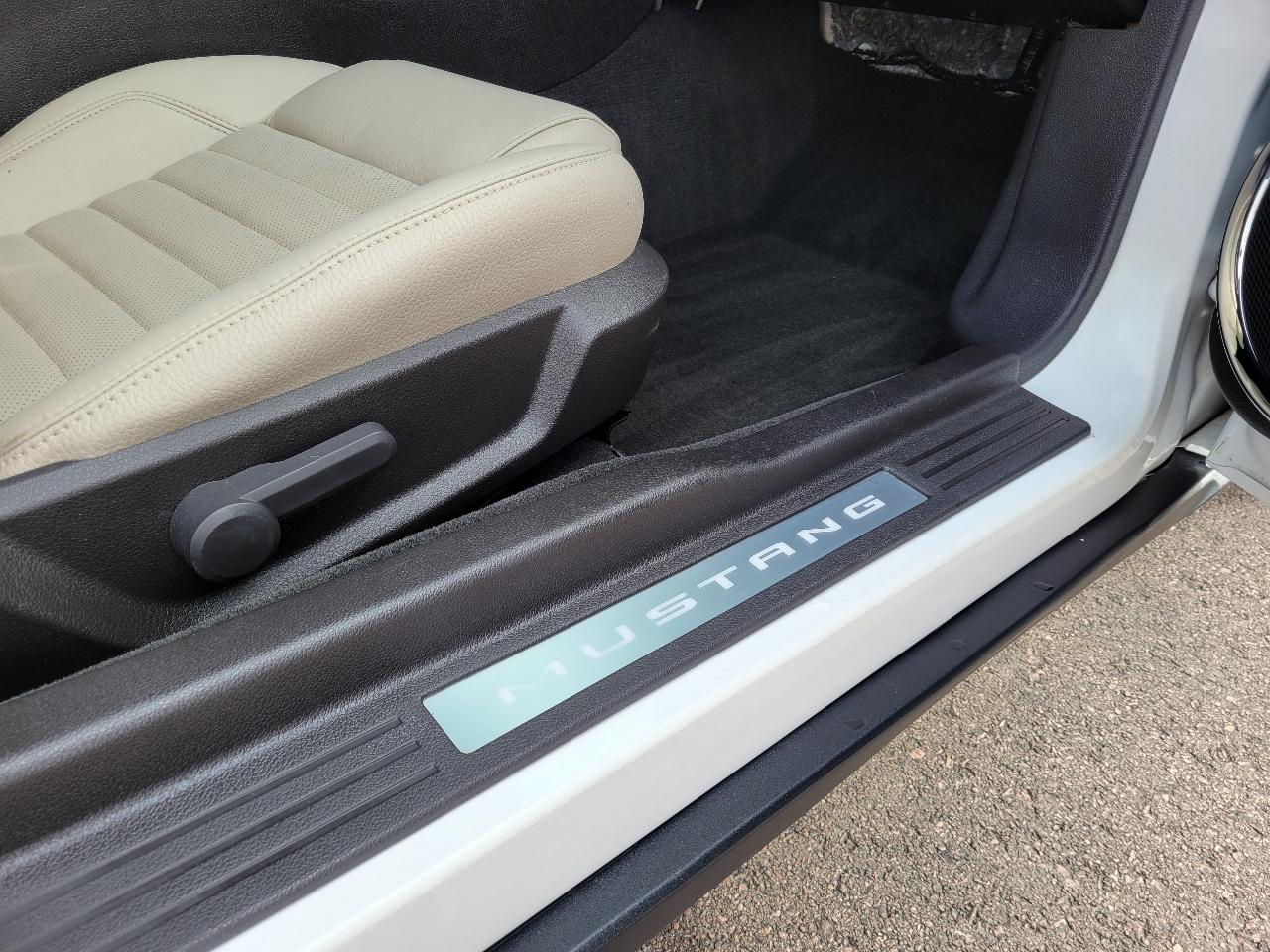 Ford Mustang 2dr Conv V6 2012