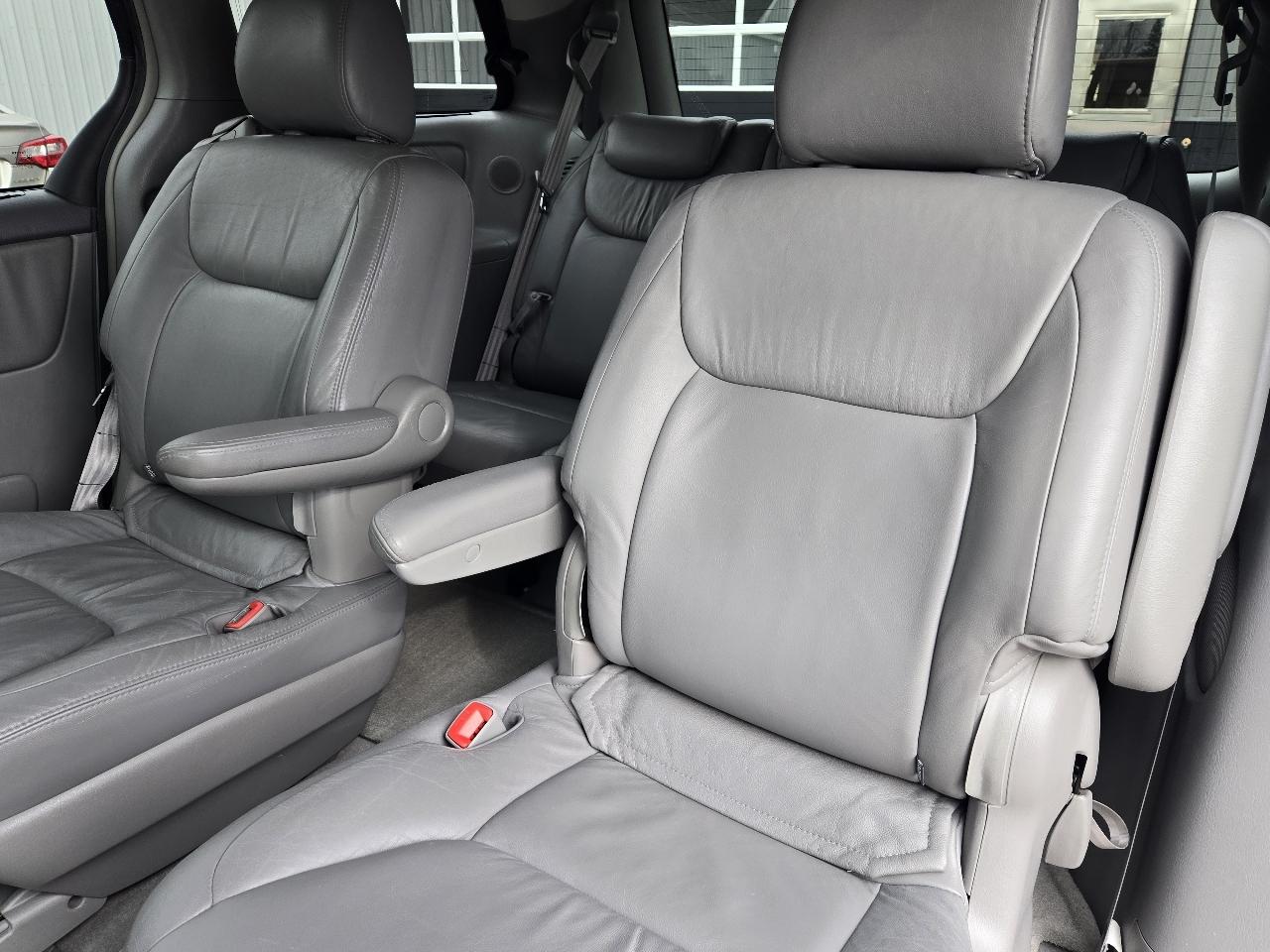 Toyota Sienna Limited 7-Passenger AWD 2004