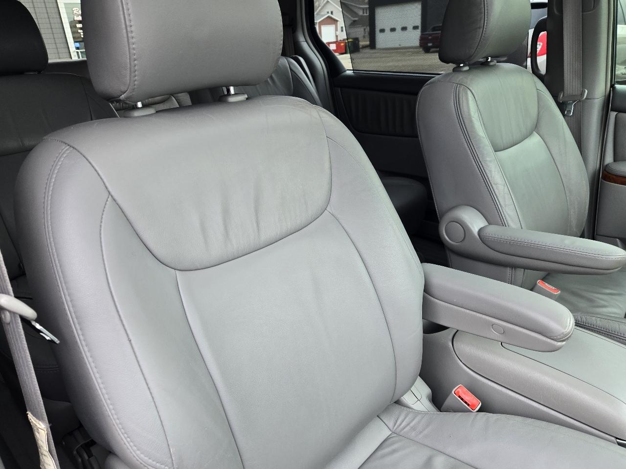 Toyota Sienna Limited 7-Passenger AWD 2004