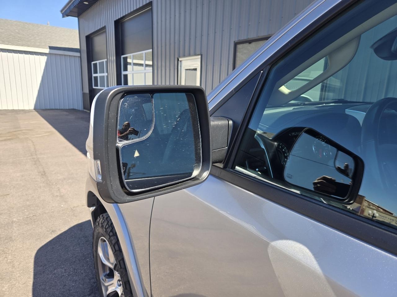 RAM 1500 Laramie 4x4 Crew Cab 5'7" Box 2019