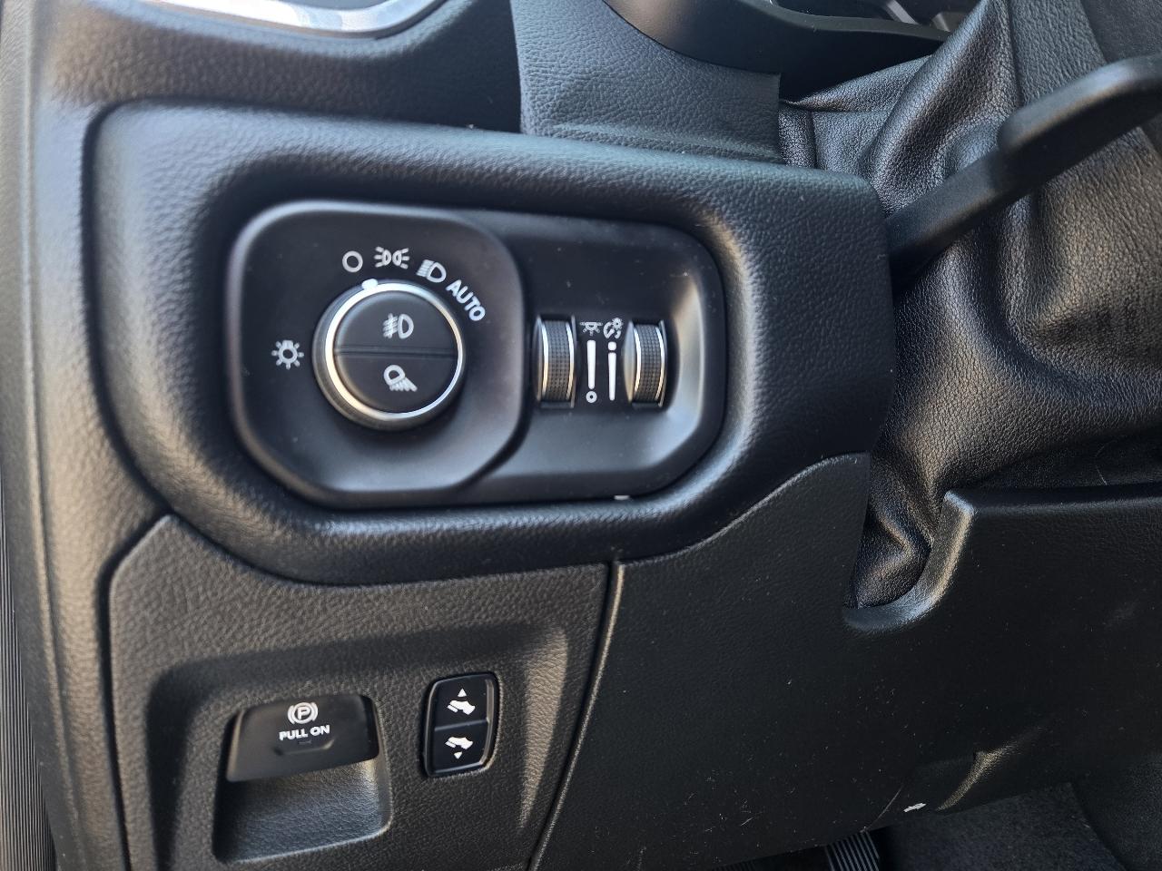 RAM 1500 Laramie 4x4 Crew Cab 5'7" Box 2019