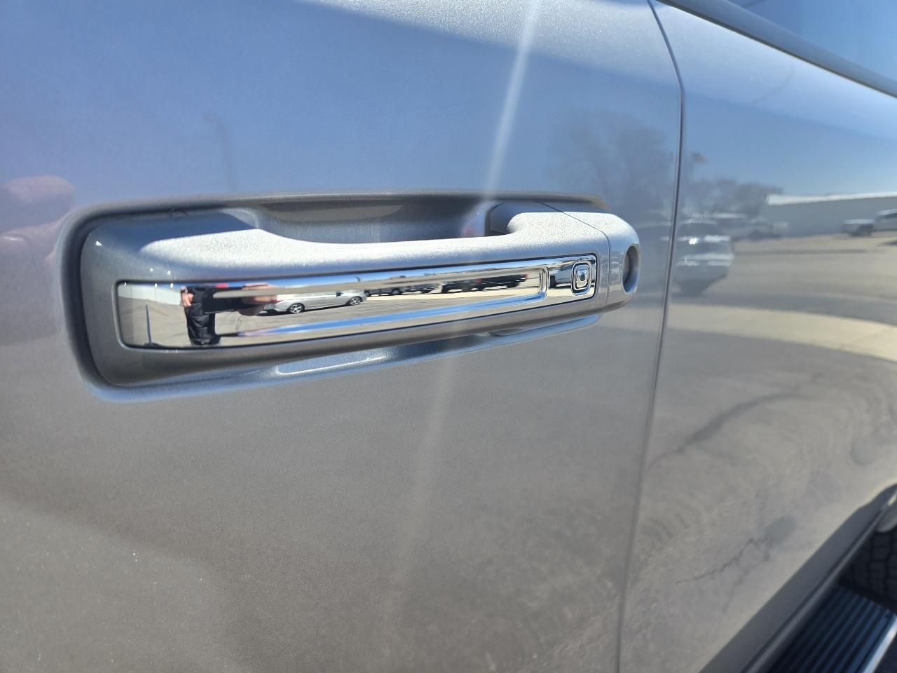 RAM 1500 Laramie 4x4 Crew Cab 5'7" Box 2019