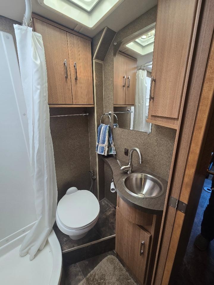 Winnebago Navion  2013