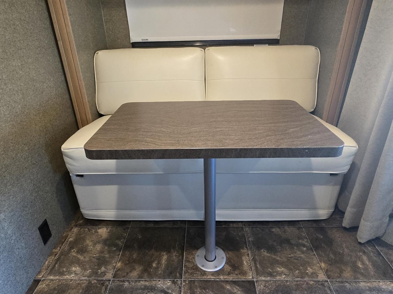 Winnebago Navion  2013