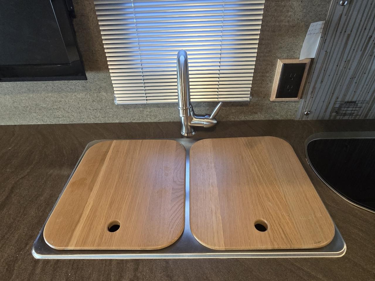Winnebago Navion  2013