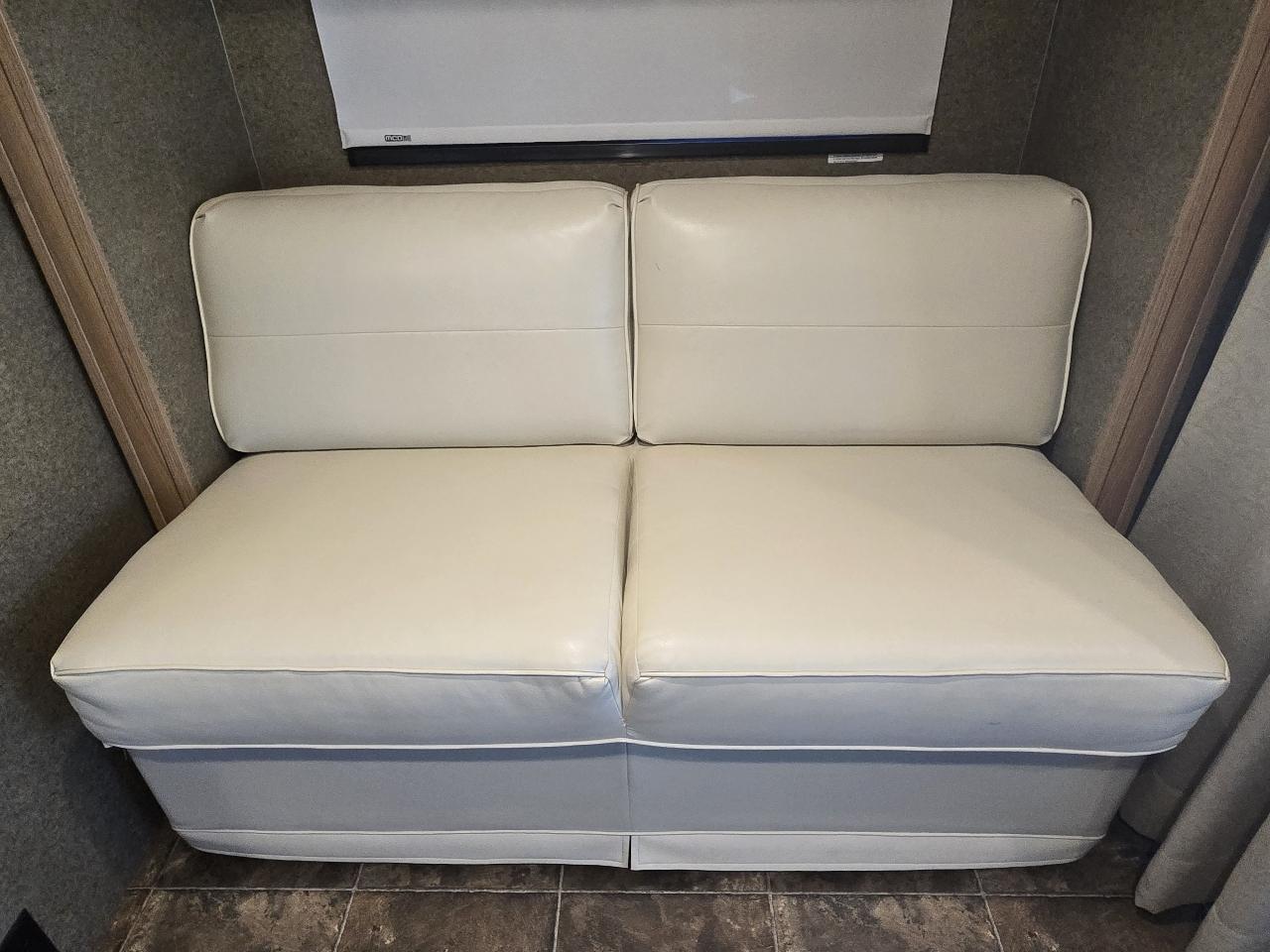 Winnebago Navion  2013