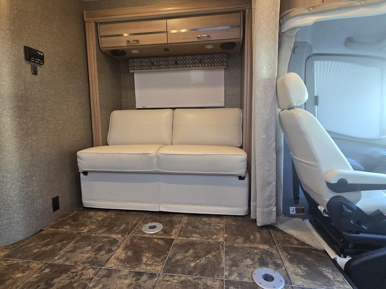 Winnebago Navion  2013