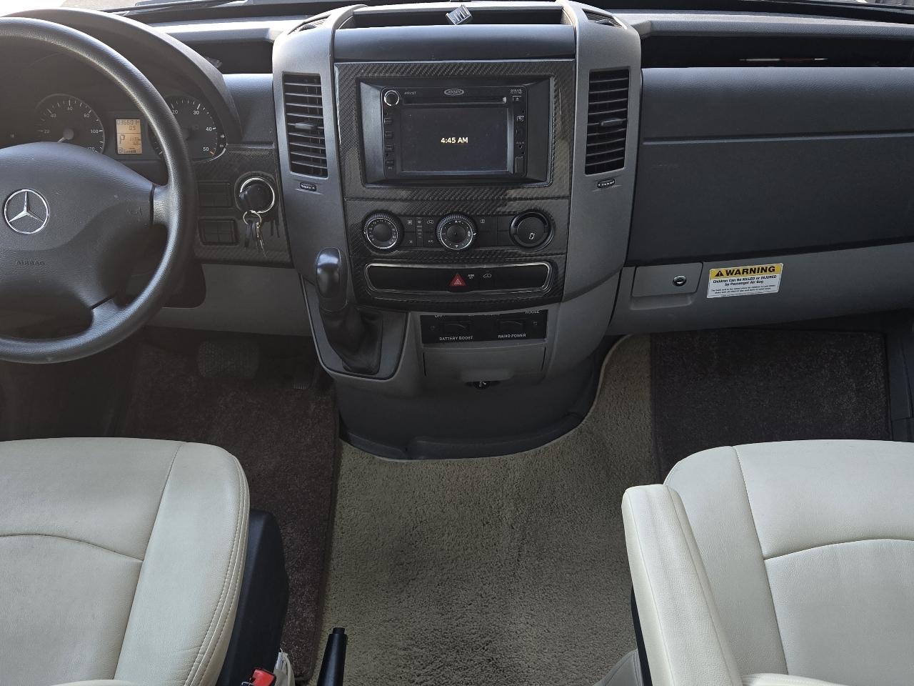 Winnebago Navion  2013
