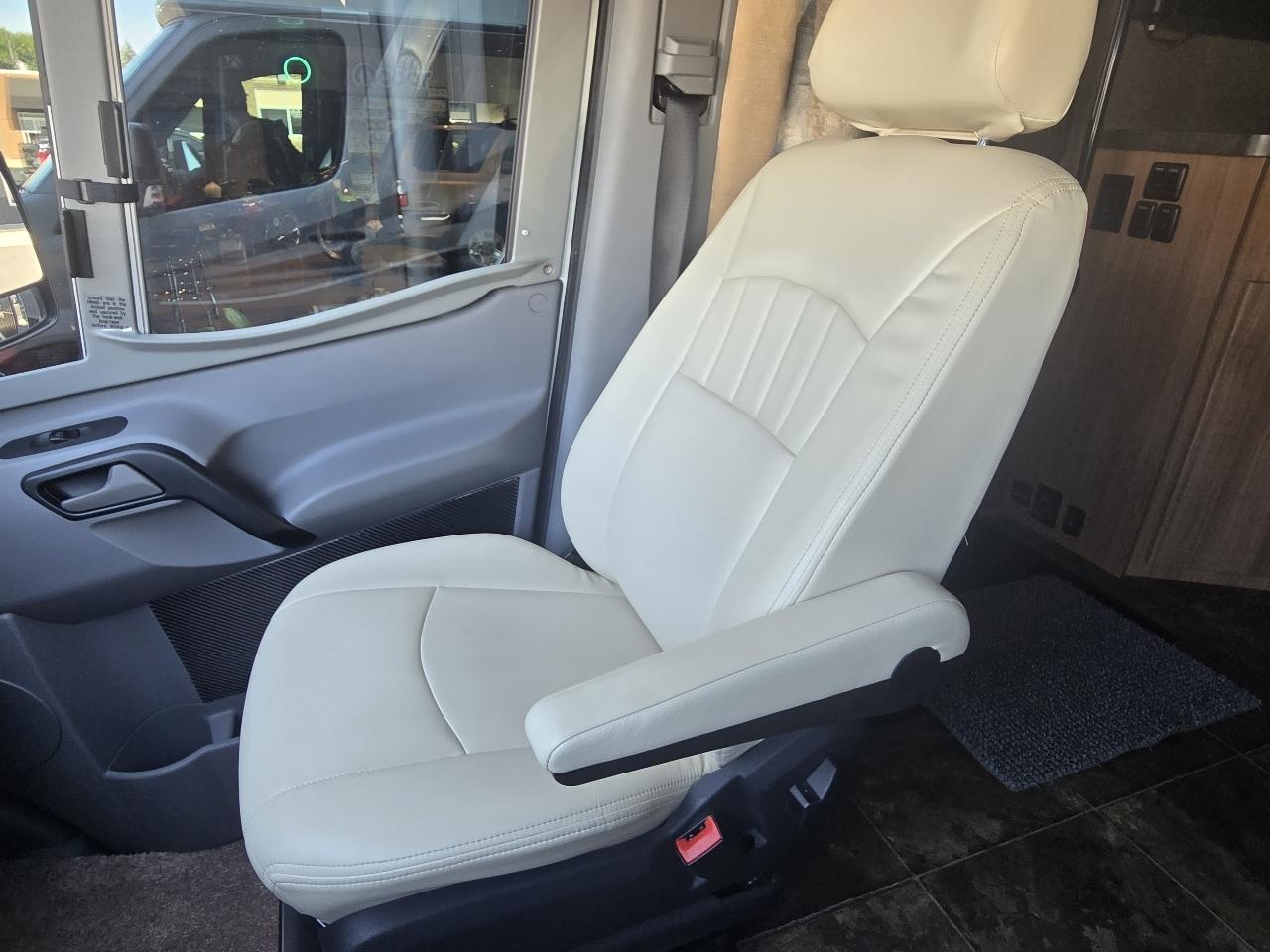 Winnebago Navion  2013
