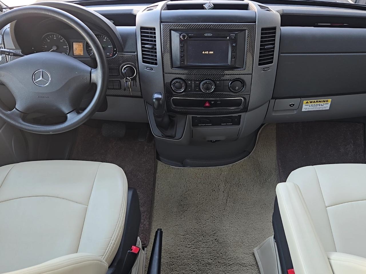 Winnebago Navion  2013