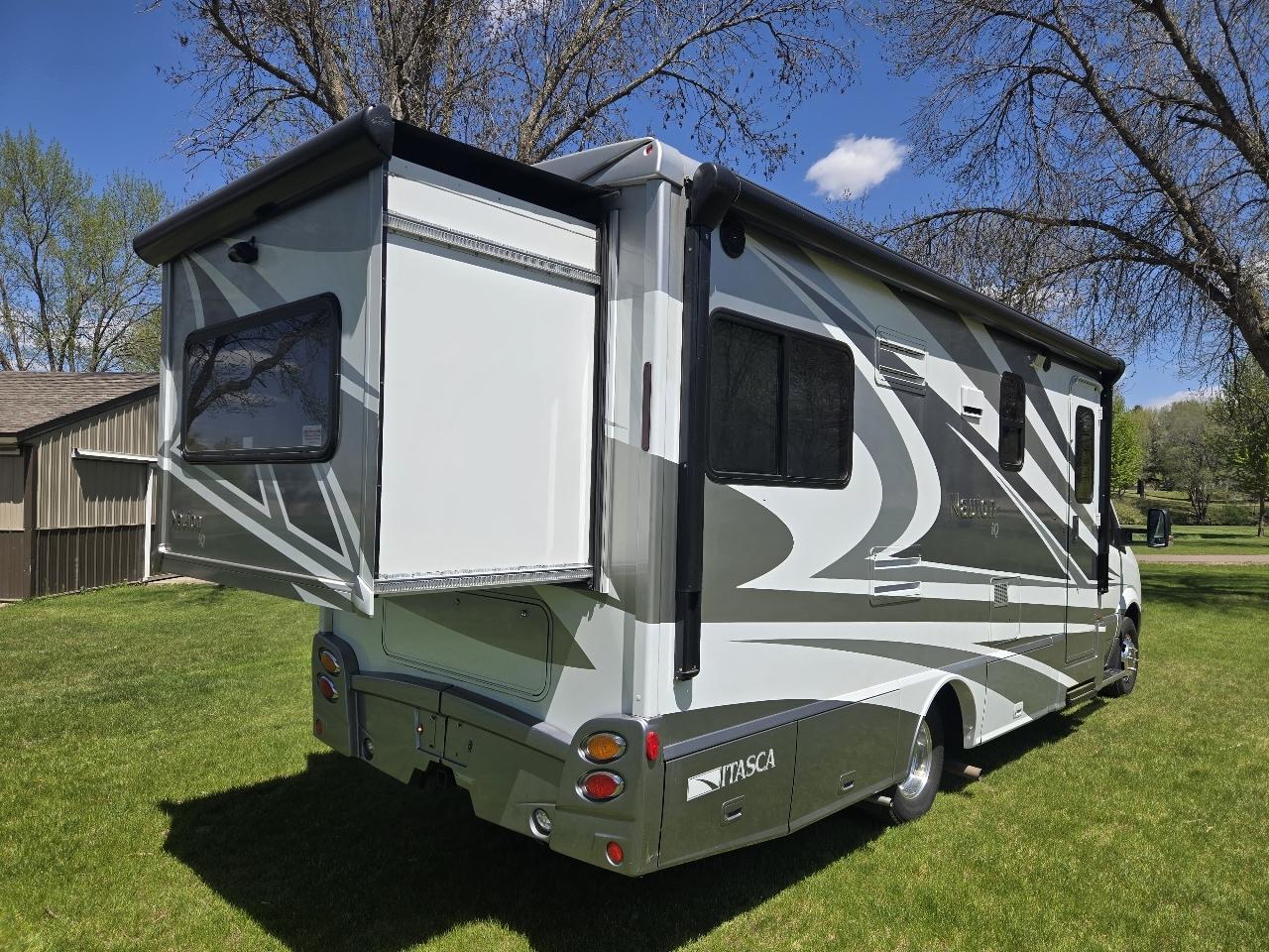 Winnebago Navion  2013