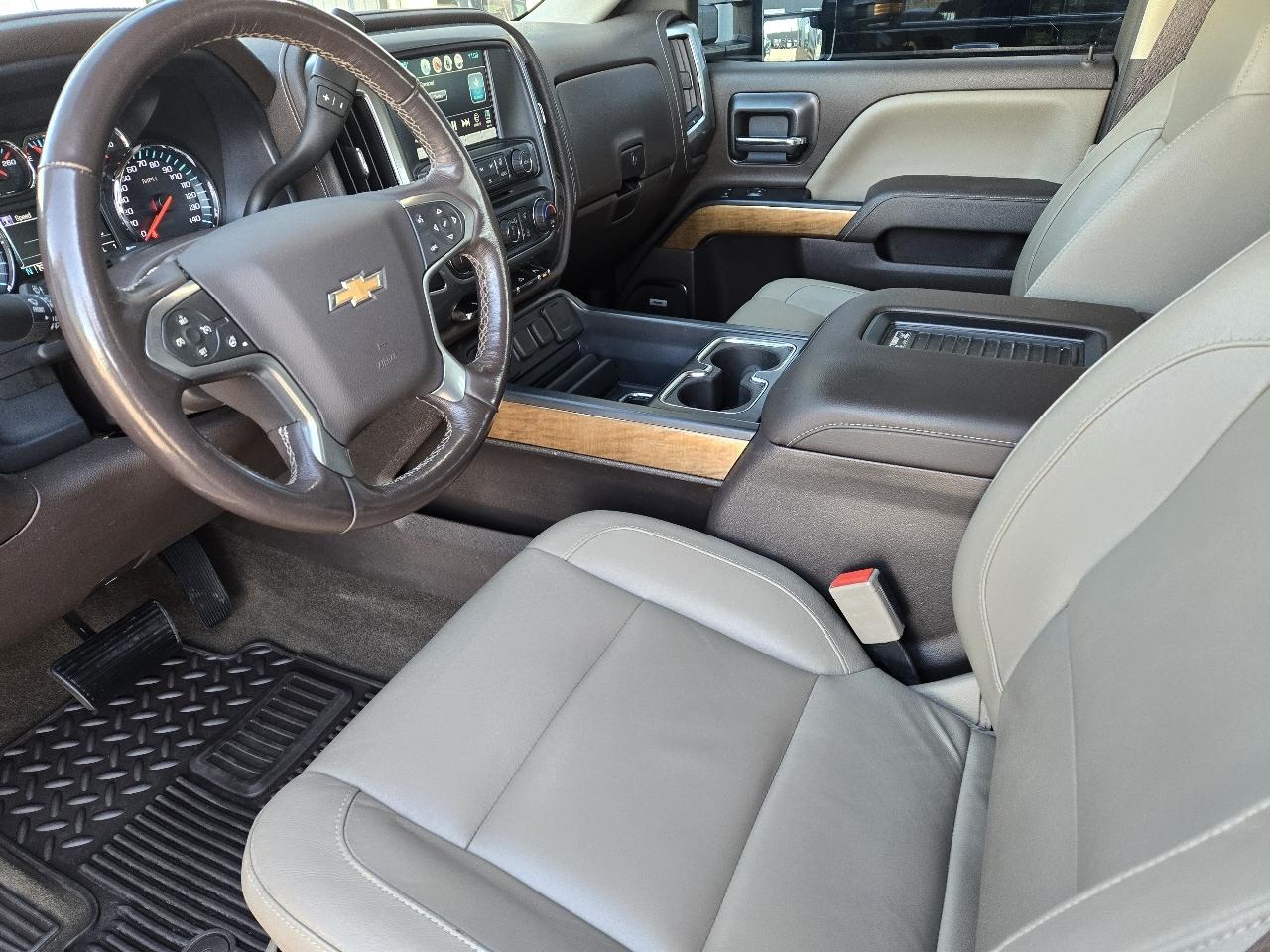 Chevrolet Silverado photo 3