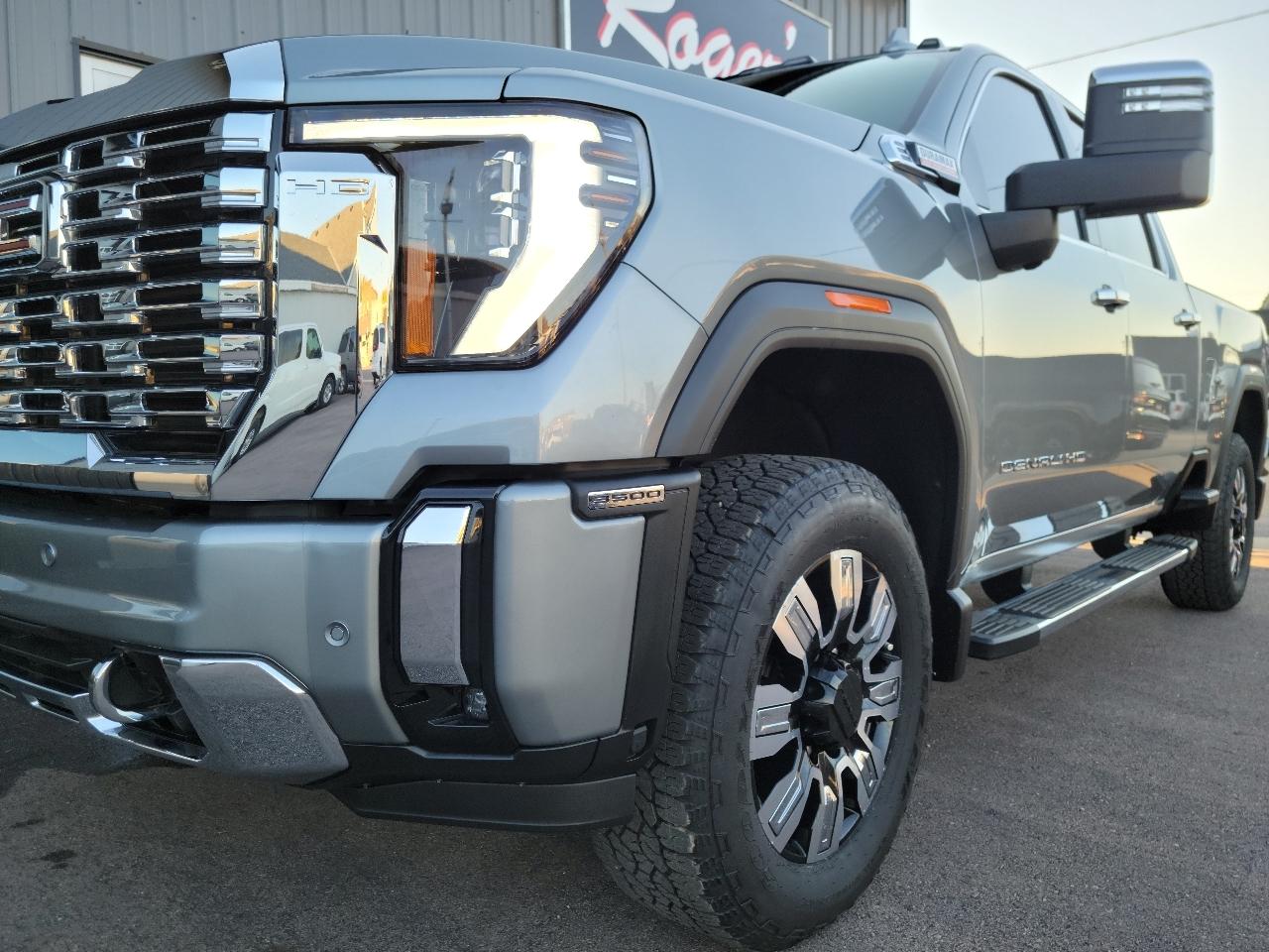 GMC Sierra 3500HD 4WD Crew Cab 159" Denali 2024