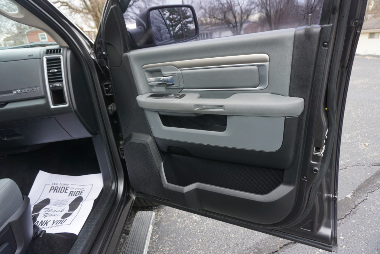 Dodge 1500 SLT Crew Cab SWB 4WD 2016