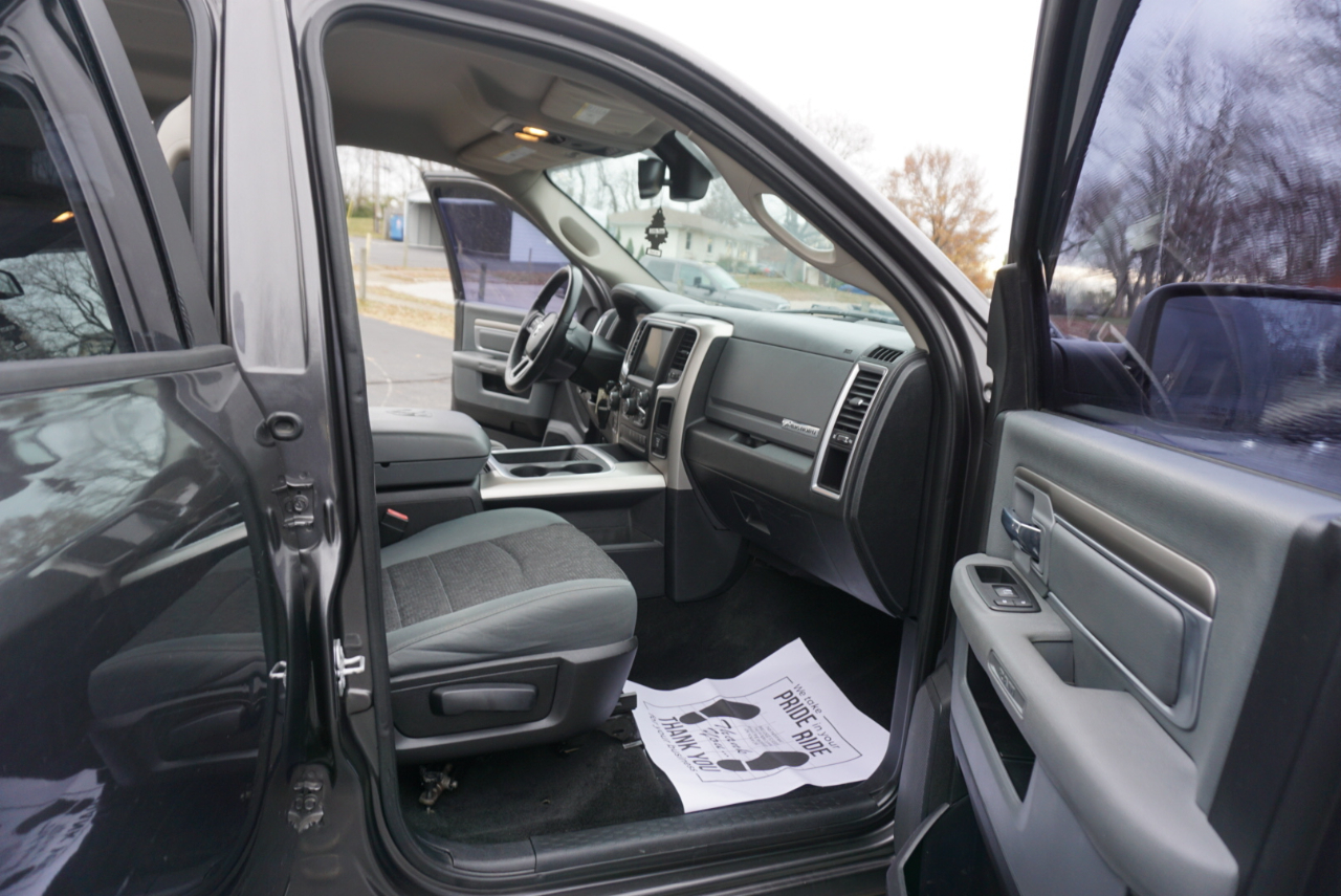 Dodge 1500 SLT Crew Cab SWB 4WD 2016